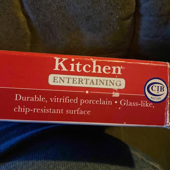 New Sandra two piece porcelain server and bamboo cutting board set - Picture 7 of 10